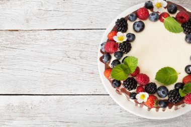 peynirli kek çilek ve çikolata ile