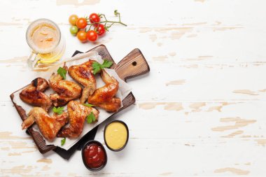 Tavuk kanadı ve bira.