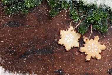 Noel gingerbread çerezleri ve köknar ağacı