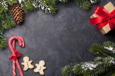 Köknar ağacı ve kurabiyeli Noel kartı