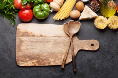 Makarna, domates ve otlar