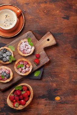 kek çilek ile kümesi