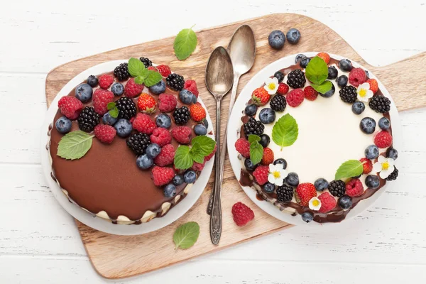 Cheesecake with berries and chocolate — Stock Photo, Image