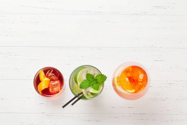 Três copos de cocktail clássicos — Fotografia de Stock