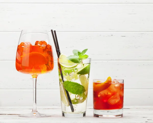 Três copos de cocktail clássicos — Fotografia de Stock
