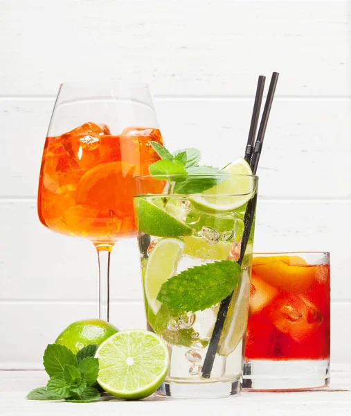 Tre klassiska cocktailglas — Stockfoto