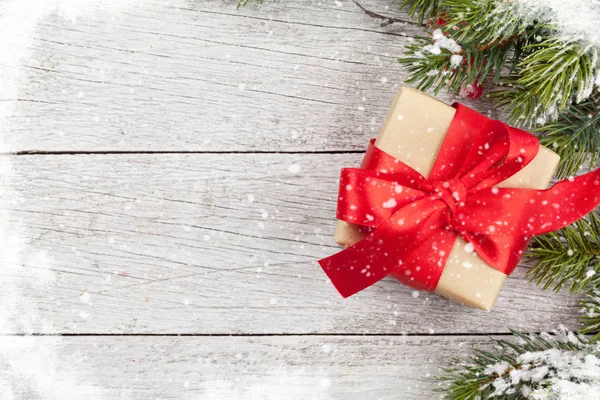 Caixa de presente de Natal e ramo de abeto — Fotografia de Stock