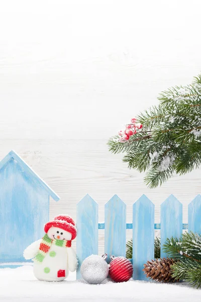 Karácsonyi hóember és csecsebecse játékok és fenyő — Stock Fotó