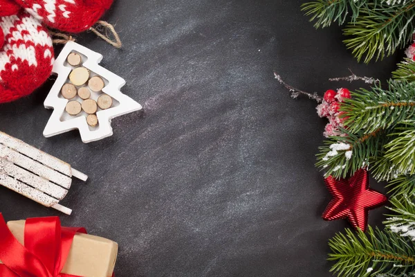 Cartão de Natal com decoração e ramo de abeto — Fotografia de Stock