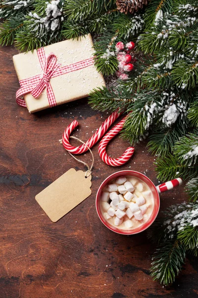 Caixa de presente de Natal, bengalas de doces, chocolate quente — Fotografia de Stock