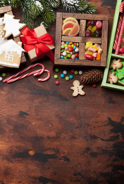 Tarjeta de felicitación navideña con galletas de jengibre y dulces — Foto de Stock