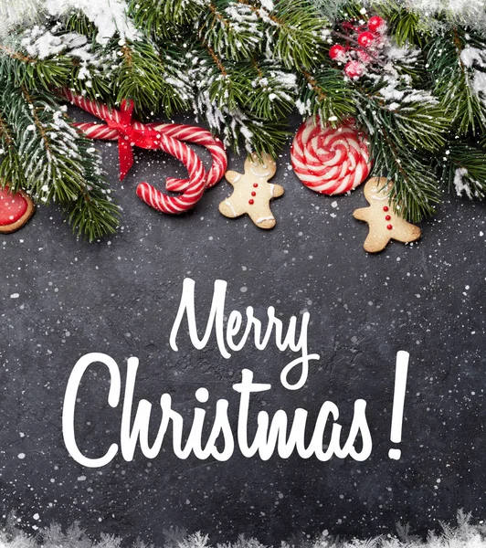 ジンジャーブレッドクッキーとモミの木とクリスマスカード — ストック写真