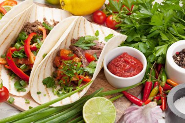 Meksika tacoları pişiyor.