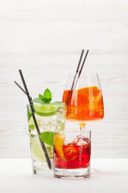 Üç klasik kokteyl bardağı.