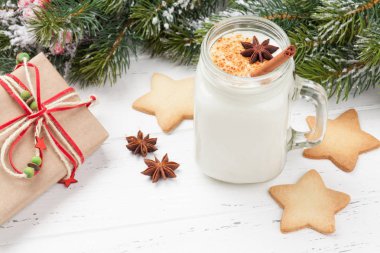 Eggnog. Geleneksel Noel kokteyli.