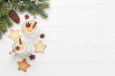 Eggnog. Geleneksel Noel kokteyli.