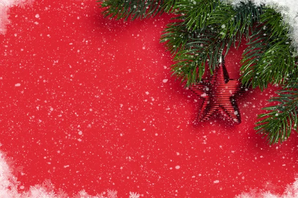 Різдвяна листівка з декором і гілкою ялинки — стокове фото
