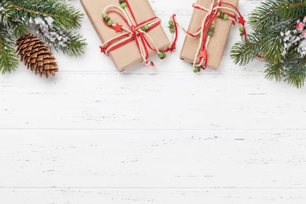 Tarjeta de Navidad con cajas de regalo y rama de abeto — Foto de Stock