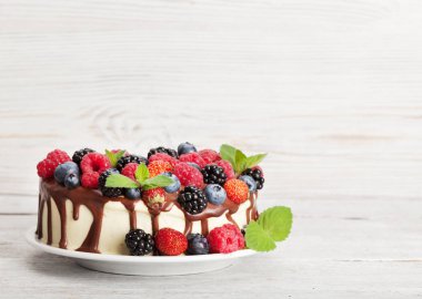 peynirli kek çilek ve çikolata ile