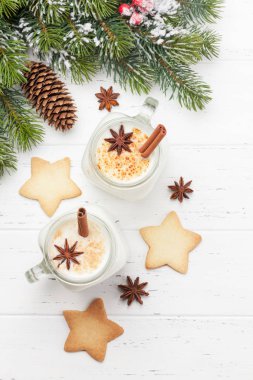 Eggnog. Geleneksel Noel kokteyli.