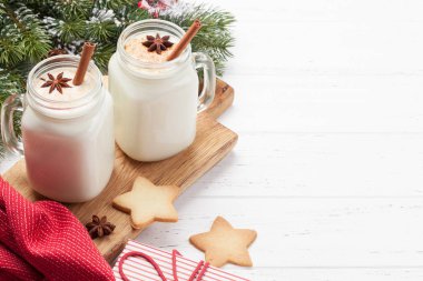 Eggnog. Geleneksel Noel kokteyli.