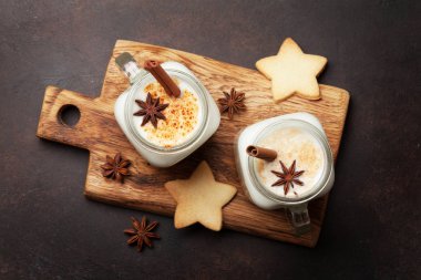 Eggnog. Geleneksel Noel kokteyli.