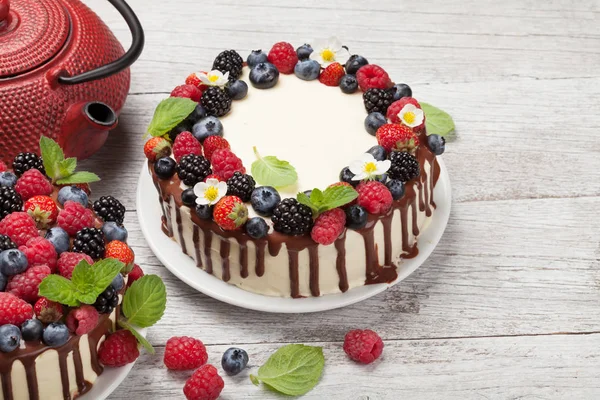 Cheesecake with berries and chocolate — Stock Photo, Image