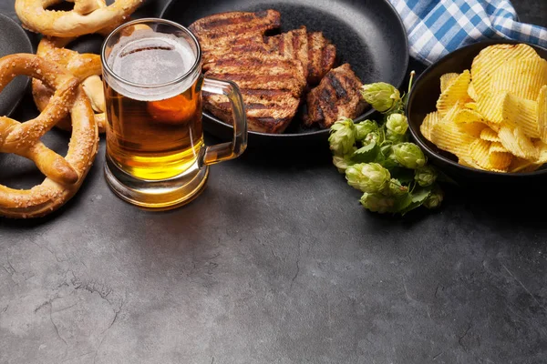 Oktoberfest seti. Simitler, sosisler ve bira. — Stok fotoğraf