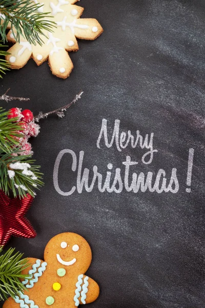 Рождественское печенье и елка — стоковое фото