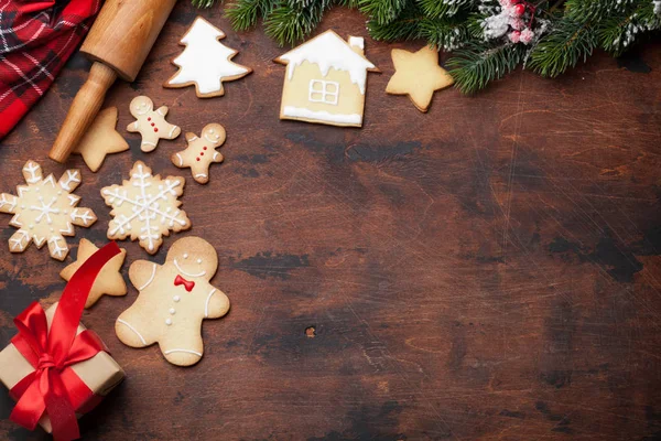Tarjeta de felicitación navideña con galletas de jengibre — Foto de Stock