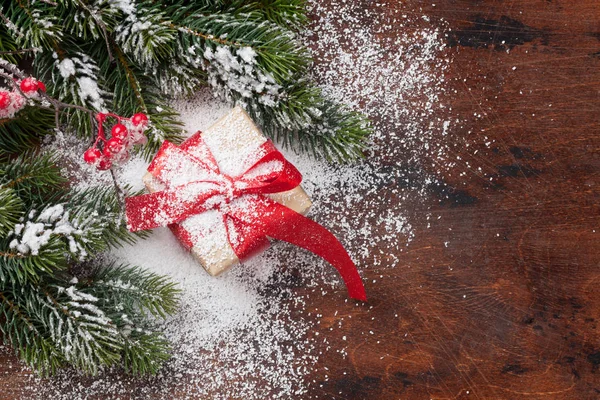 Caja de regalo de Navidad y abeto — Foto de Stock