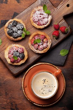 kek çilek ile kümesi