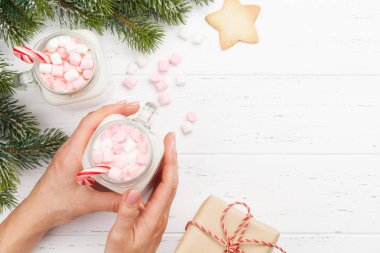 Marshmallow ile geleneksel Noel kokteyli.