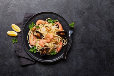 İstiridye ve karidesler ile spagetti deniz ürünleri makarna