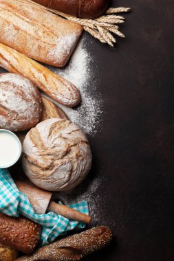 Çeşitli kabuklu ekmek ve bir fincan süt.