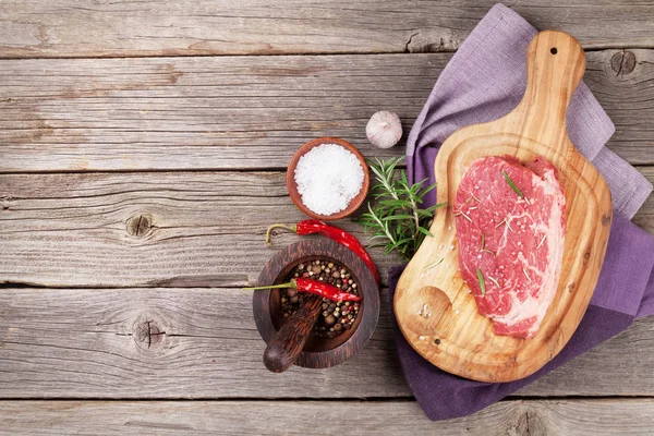 Bistecca di manzo cruda con spezie ed erbe aromatiche — Foto Stock