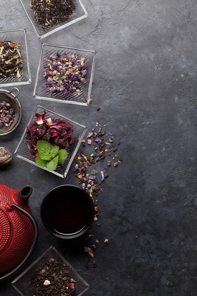 Набор травяных и фруктовых сухих чаев — стоковое фото