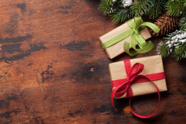 Noel kartı, hediye kutuları ve köknar ağacı dalı.