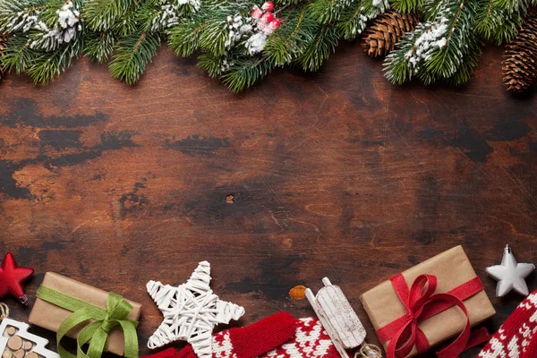 Karácsonyi üdvözlőlap ajándékdobozzal, díszítéssel és fenyővel — Stock Fotó