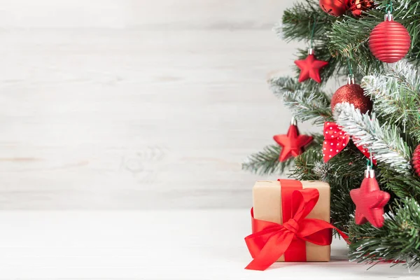 Carte de voeux de Noël avec boîte cadeau et sapin — Photo