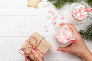 Marshmallow ile geleneksel Noel kokteyli.