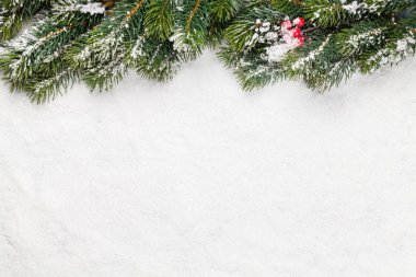 Karda köknar ağacı olan Noel kartı