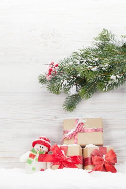 Noel hediye kutuları, kardan adam oyuncağı ve köknar ağacı.