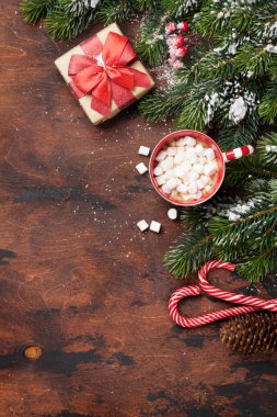 Noel hediyesi kutusu, şeker kamışı, kremalı sıcak çikolata.