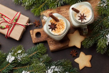 Eggnog. Geleneksel Noel kokteyli.
