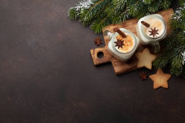 Eggnog. Geleneksel Noel kokteyli.