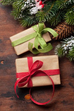 Noel kartında köknar ağacı ve hediye kutuları var.