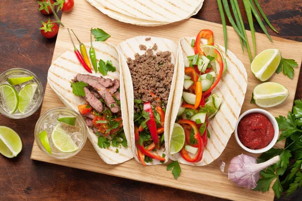 Tacos mexicanos y cóctel de caipirinha — Foto de Stock