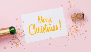 Şampanya şişesi ve Noel kartı.