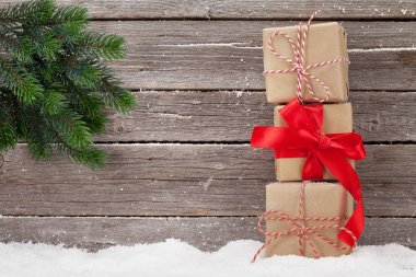 Noel hediye kutuları ve xmas köknar ağacı dalı